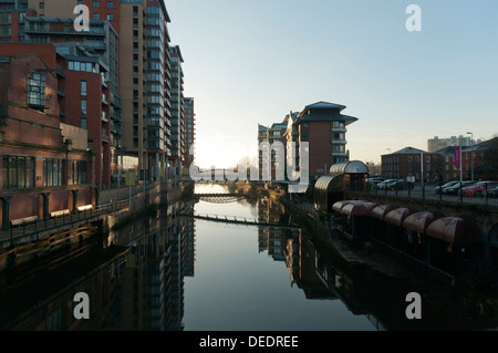 Spinningfields et bâtiments quais Ralli, reflétée dans la rivière Irwell, Salford et Manchester, Angleterre, RU Banque D'Images