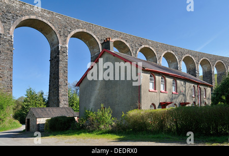 Cottages et Gosen Chapelle beneith Cynghordy viaduc de chemin de fer Cœur du Pays de Galles, construit 1867 avec 18 arches Banque D'Images