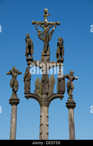 Calvaire montrant le Christ sur la croix flanquée de deux voleurs, Saint Thegonnec, Léon, Finistère, Bretagne, France Banque D'Images