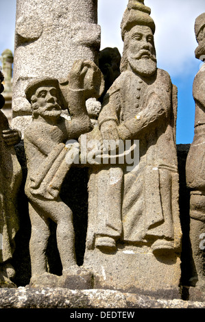 Détail du calvaire montrant Ponce Pilate s'en lave les mains, paroisse Saint Thegonnec, Léon, Finistère, Bretagne, France Banque D'Images