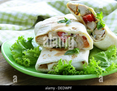Burrito (döner) avec du poulet et légumes enveloppés dans du pain pita Banque D'Images
