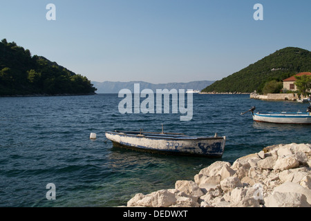 Bateaux de pêcheurs à une baie sur l'île de Mljet, Croatie Banque D'Images