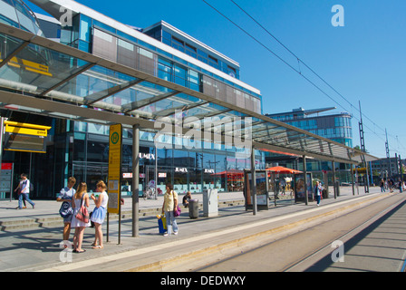 Arrêts de tram en face de la principale gare ferroviaire, au niveau de la Wiener Platz ville Dresde Saxe Allemagne Europe centrale orientale de l'état Banque D'Images