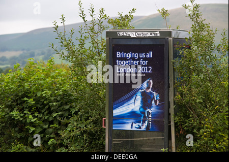 Envahi par l'abandon de téléphone BT BT publicité de fibres optiques à large bande, doté d'Oscar Pistorius, sur un chemin rural à la campagne du Powys Mid-Wales UK Banque D'Images