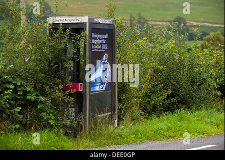 Envahi par l'abandon de téléphone BT BT publicité de fibres optiques à large bande, doté d'Oscar Pistorius, sur un chemin rural à la campagne du Powys Mid-Wales UK Banque D'Images