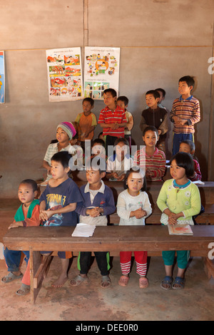 Les enfants de l'école village Akha Hill, près de Kengtung, Shan State, Myanmar (Birmanie), l'Asie Banque D'Images