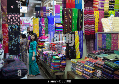 Longyi birman, étals de marché Bogyoke Aung San, Yangon (Rangoon), région de Yangon, Myanmar (Birmanie), l'Asie Banque D'Images