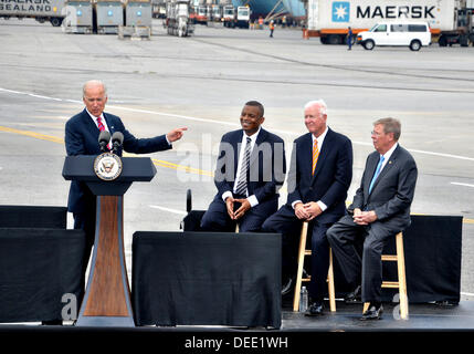 Le Vice-président américain Joe Biden prononce un discours au Georgia Ports Authority's Garden City Ocean Terminal, le 16 septembre 2013 à Savannah, GA. À sa gauche sont Secrétaire américain aux transports Anthony Fox et Géorgie Sens. Saxby Chambliss et Johnny Isakson. Banque D'Images