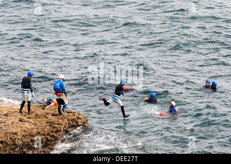 De sauter des rochers dans la mer, Coasteering Banque D'Images