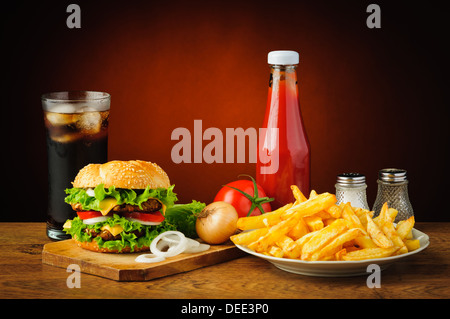 Nature morte au menu hamburger, frites, boisson coca, le ketchup, sel et poivre Banque D'Images