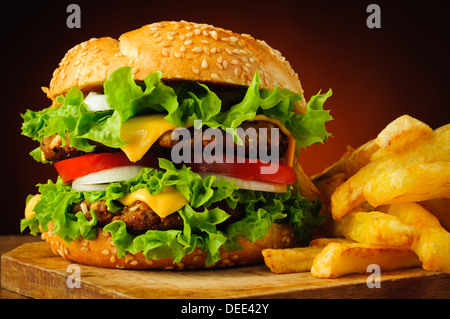 Gros plan du cheeseburger traditionnel ou un hamburger et frites frech Banque D'Images