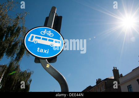 Blue bus, vélo, taxi lane signe dans un centre-ville au Royaume-Uni Banque D'Images