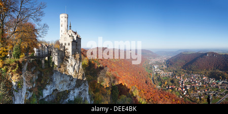 Château de Lichtenstein en automne, Jura souabe, Baden Wurtemberg, Allemagne, Europe Banque D'Images