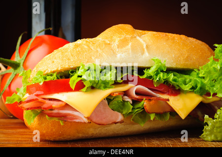 Gros plan du traditionnel sandwich frais et d'ingrédients sous deli Banque D'Images