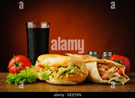 Nature morte au kebab turc traditionnel, shawarma, légumes et cola Banque D'Images