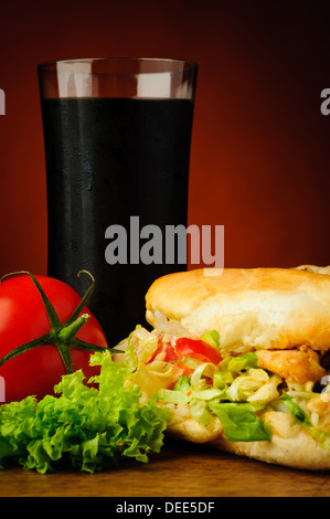 Still Life with turkish kebab, légumes et cola Banque D'Images