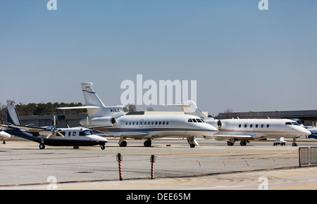 Un Falxon 900 EX jet turbo sur le tarmac avec d'autres avions Banque D'Images