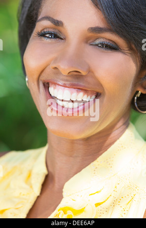 Un beau happy middle aged African American Woman avec dents parfait et relaxant à l'extérieur souriant Banque D'Images