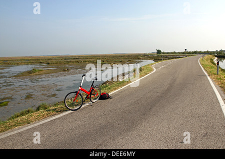 Trekking vélo rouge pour une balade au milieu de la lagune de Venise près de Venise Banque D'Images