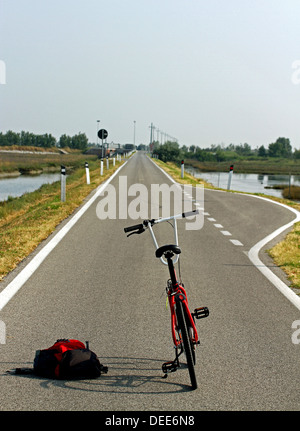 Trekking vélo rouge pour une balade au milieu de la lagune de Venise près de Venise Banque D'Images