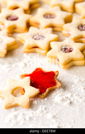 Biscuit de Noël pain d'étoiles avec de la confiture et du sucre en poudre Banque D'Images