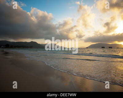 Awe-inspiring le lever du soleil sur la mer de Chine du Sud et d'une Hai Beach sur l'île de Con Son Îles Con Dao, Vietnam. Banque D'Images