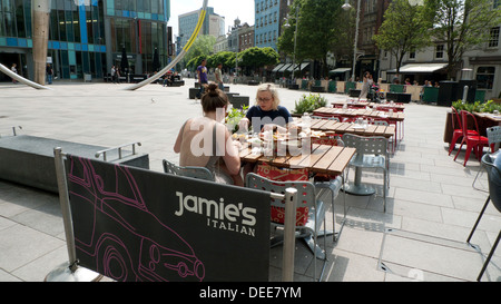 Deux jeunes femmes mangeant foodoutside Jamie's Italian Restaurant dans le centre-ville de Cardiff au Pays de Galles UK KATHY DEWITT Banque D'Images