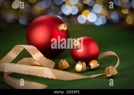 Boules de Noël rouge et or Jingle Bell avec lumières shinning Banque D'Images