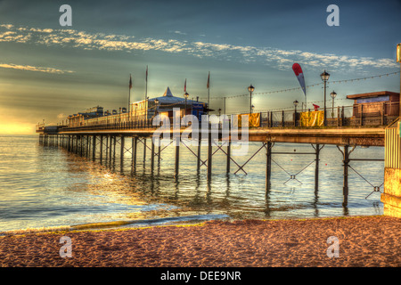 Paignton Pier avec ciel dramatique et les nuages et le soleil de moody Devon, Angleterre image HDR Banque D'Images