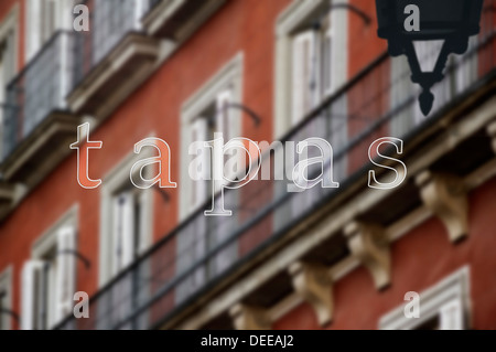 Vue de Madrid appartements reflète dans la fenêtre Bar à Tapas Banque D'Images