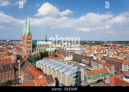 Voir l'hôtel de ville et Église Marien, Lubeck, Schleswig Holstein, Allemagne, Europe Banque D'Images