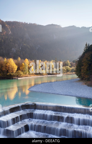 Cascade de la rivière Lech en automne, Fussen, Ostallgau, Allgau, Allgau Alpes, Bavaria, Germany, Europe Banque D'Images