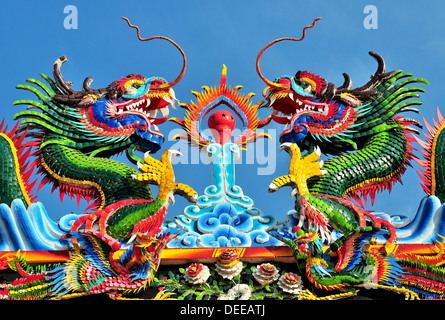De style temple chinois Teochew - Toit décoré de dragons vert chasing the flaming pearl Banque D'Images