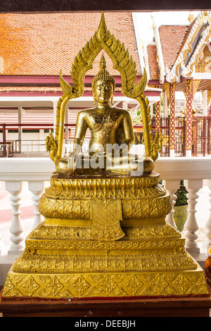 Phra Chinnarat en mimétique Wat Pra que vora Chomthong vihan Chiangmai , Thaïlande Banque D'Images