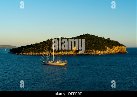 Voilier en face de l'île de Lokrum, Dubrovnik, Dubrovnik-Neretva county, la Croatie, l'Europe. Banque D'Images