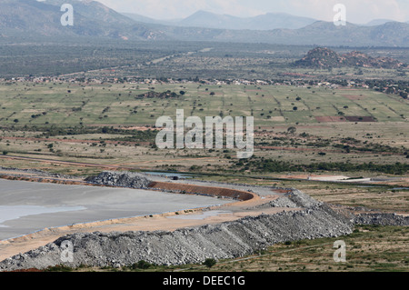 Barrage de stériles et labourer les champs de mine de platine Potgietersrus, Limpopo, Afrique du Sud, Banque D'Images