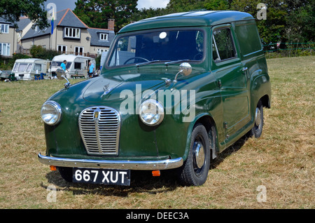 Austin A30 van - un classique petit véhicule britannique du début des années 1950 à un rallye de voitures classiques dans le Dorset, en Angleterre. Banque D'Images