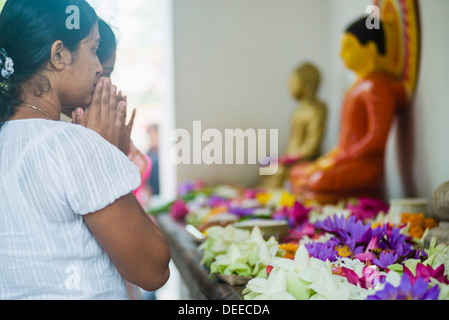 Femme en prière bouddhiste au Sri Maha Bodhi dans le Mahavihara (le grand monastère), Anuradhapura, Sri Lanka, Asie Banque D'Images