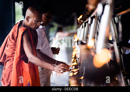 Le moine bouddhiste priant à Sri Maha Bodhi dans le Mahavihara (le grand monastère), Anuradhapura, Sri Lanka, Asie Banque D'Images