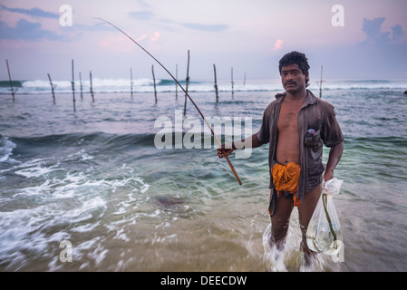 Pêcheur à l'échasse Midigama près de Weligama, Côte Sud, Sri Lanka, de l'Océan Indien, l'Asie Banque D'Images