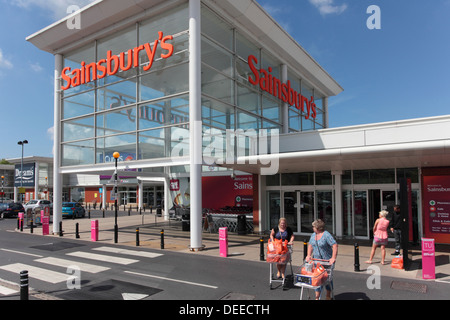 Shoppers à Sainsbury's store à Burnley Banque D'Images