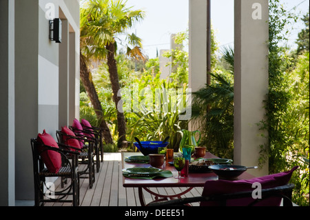 Coin et table sur terrasse dans la maison de Bruno et Dominique Lafourcade en Provence Banque D'Images