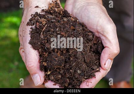 Edimbourg, Ecosse 17 septembre 2013, une équipe de plus de 20 experts étudient actuellement les rares Legionella longbeachae cluster, pensé pour être la première apparition de son genre au Royaume-Uni. La santé de Lothian lutte pour chefs retracer la source d'un bug de sol potentiellement mortelle et n'êtes pas sûr de savoir si d'autres cas peuvent se produire. Les responsables de la santé en Ecosse et les autorités locales sont à se réunir le mercredi 18 septembre 2013 pour tenter d'établir la cause. Ceci fait suite à la récente hospitalisation de quatre jardiniers de Lothian. Photo posés par le modèle. Banque D'Images