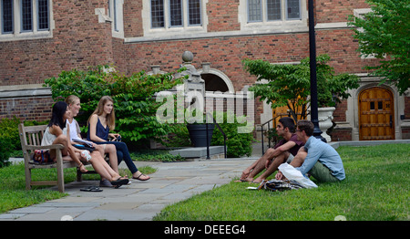 L'université de Yale des étudiants du cours d'été à Calhoun collège résidentiel. Banque D'Images