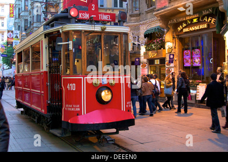 Rouge historique tramway sur l'avenue Istiklal Caddesi, Beyoglu, Istanbul, Turquie, Europe Banque D'Images