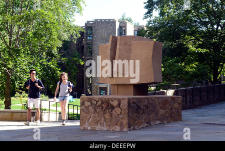 Les étudiants de l'université de Yale à l'école d'été marche à travers résidentielle Morse College. Banque D'Images