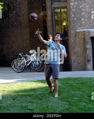 L'université de Yale les élèves qui fréquentent l'école d'été joue captures après dîner au collège résidentiel Morse. Banque D'Images
