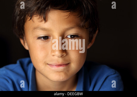 Portrait de jeune garçon avec l'éclairage clair-obscur - faible profondeur de champ Banque D'Images