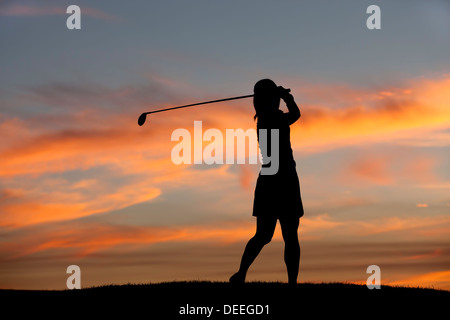 Silhouette d'oscillation de golf. Banque D'Images