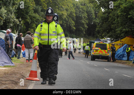 Balcombe, West Sussex, UK. 16e Août, 2013. Les manifestants de l'environnement Police de préparer à la ligne de la route pour un autre camion départ de la Cuadrilla site. Ces derniers temps, les manifestants n'ont pas vu d'être perturber la police dans leurs fonctions et l'atmosphère a été très détendu et à l'amiable. Les environnementalistes s'est réjoui aujourd'hui .après échec d'une tentative par le comté de Sussex de l'Ouest dans la haute cour, en raison de cas imparfaite, pour les expulser de la route camp. © David Burr/Alamy Live News Banque D'Images